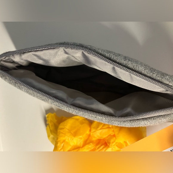 L'Occitane MAKE UP COSMETIC BAG CASE BRAND NEW Gray Puffer Piece - Picture 6 of 9